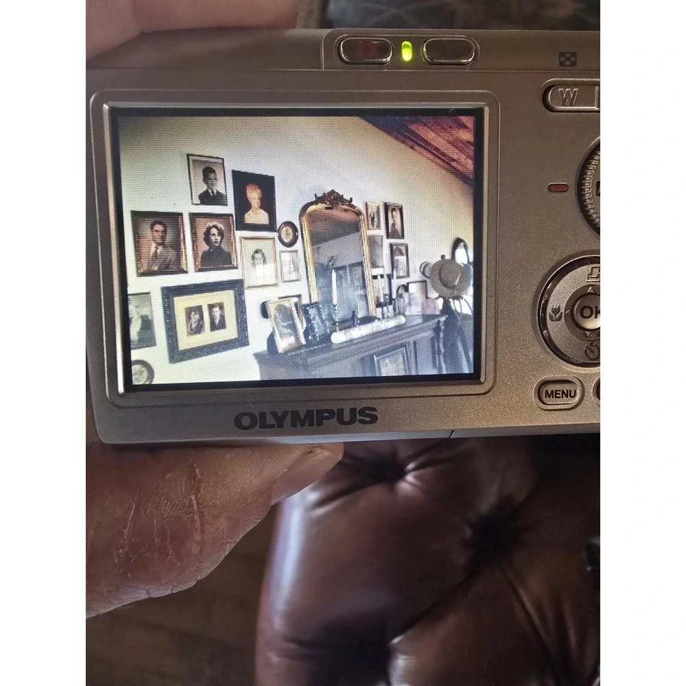 Olympus FE-170 6.0 Megapixel Digital Camera with‎ Case